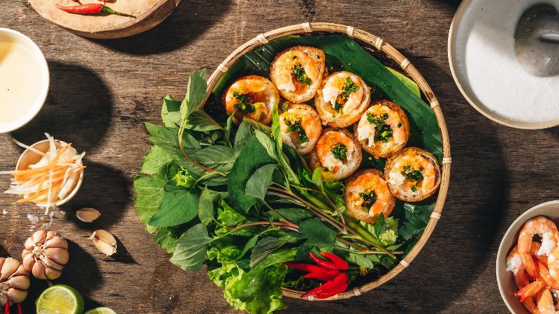 Bánh xèo và bánh khọt giòn ngon ở chợ Cô Giang